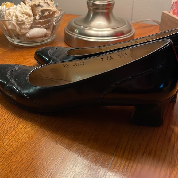 Salvatore Ferragamo Vintage Black Pump - Picture 7 of 9